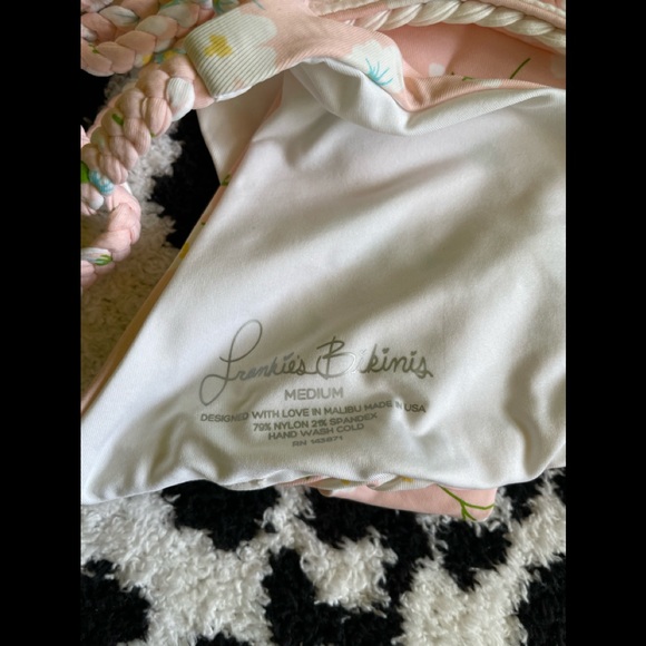 BNWT Frankie’s Bikinis Pink Floral Bikini Set Size M - Picture 3 of 4